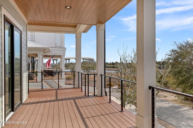 106 Diamond Point Court, Surf City, NC 28445