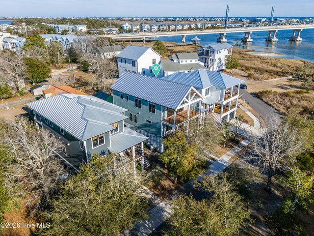 106 Diamond Point Court, Surf City, NC 28445