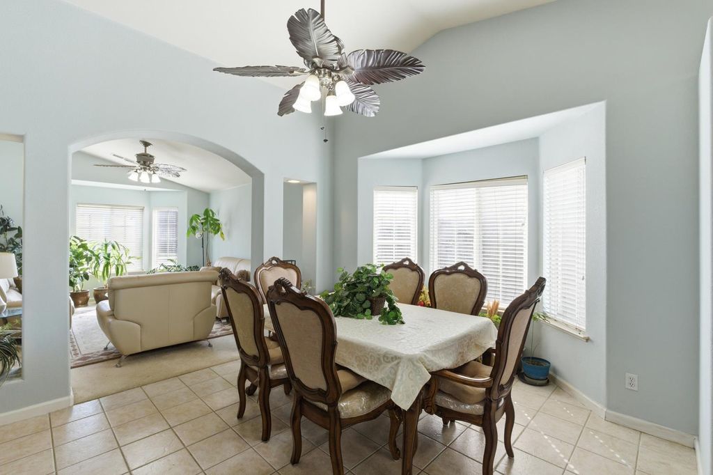 Image 10 of property listing at 242 Makenna Drive, Madera, CA 93637