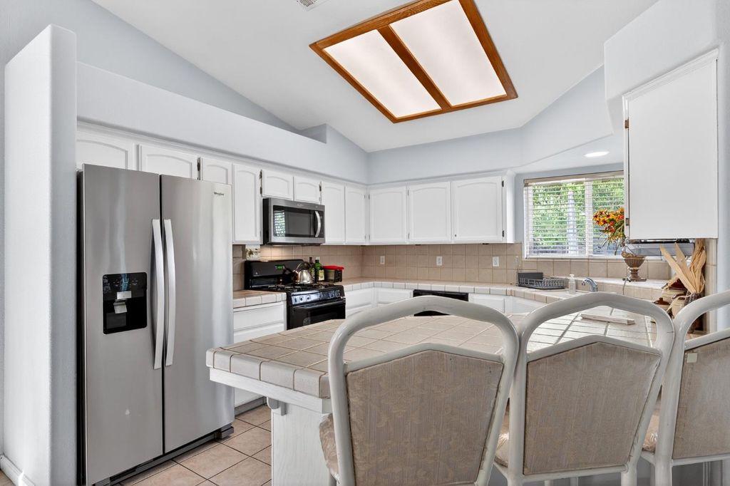 Image 11 of property listing at 242 Makenna Drive, Madera, CA 93637