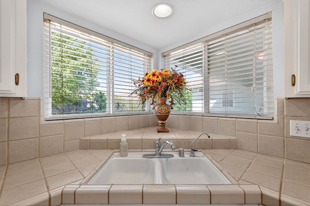 Image 16 of property listing at 242 Makenna Drive, Madera, CA 93637