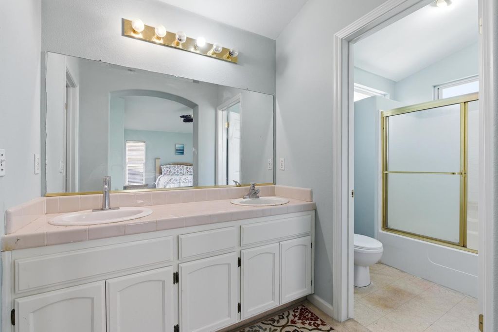 Image 23 of property listing at 242 Makenna Drive, Madera, CA 93637