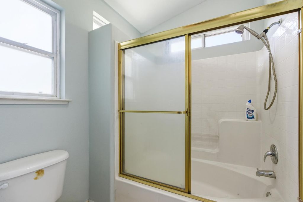 Image 24 of property listing at 242 Makenna Drive, Madera, CA 93637