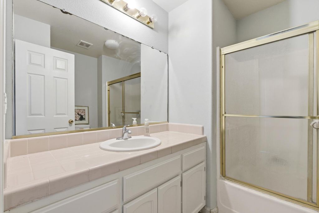 Image 25 of property listing at 242 Makenna Drive, Madera, CA 93637