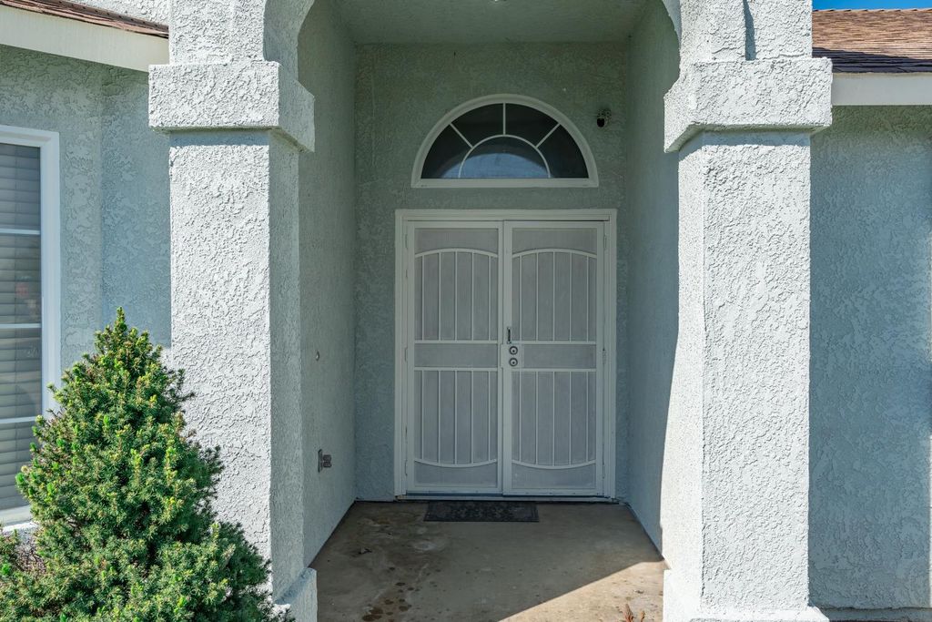 Image 3 of property listing at 242 Makenna Drive, Madera, CA 93637