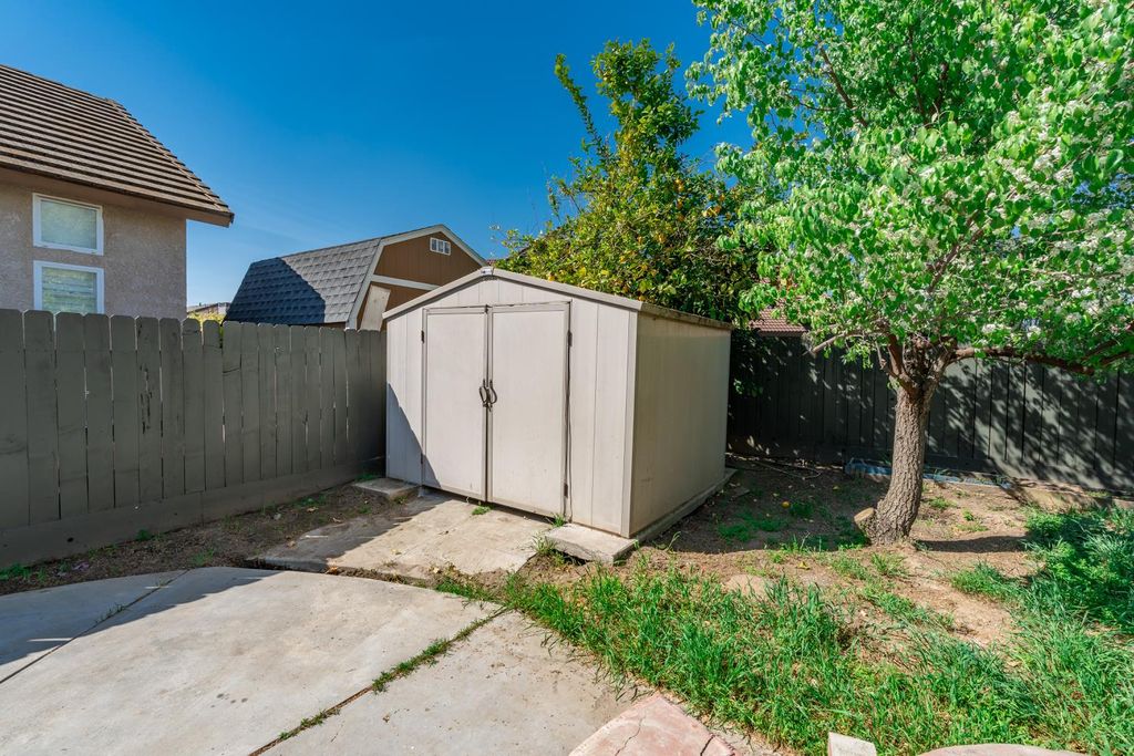 Image 31 of property listing at 242 Makenna Drive, Madera, CA 93637