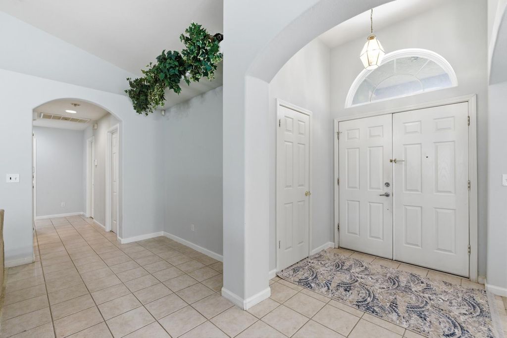 Image 4 of property listing at 242 Makenna Drive, Madera, CA 93637