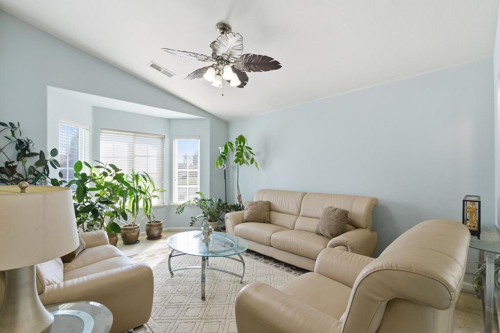 Image 5 of property listing at 242 Makenna Drive, Madera, CA 93637