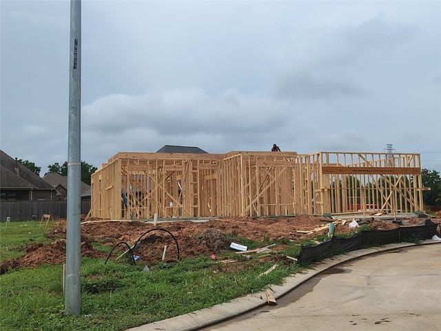 106 Lake Woodshore Court, Clute, TX 77531