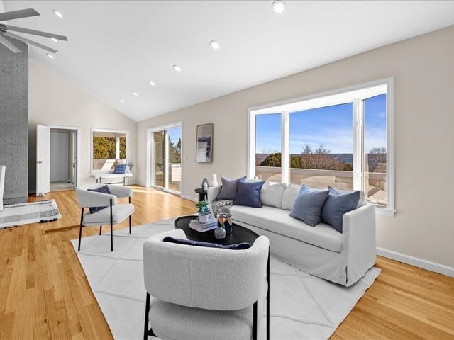 95 Holman St, Portsmouth, RI 02871