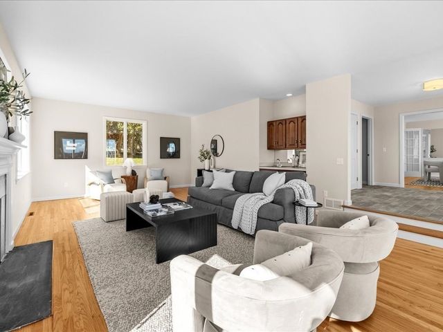 95 Holman St, Portsmouth, RI 02871