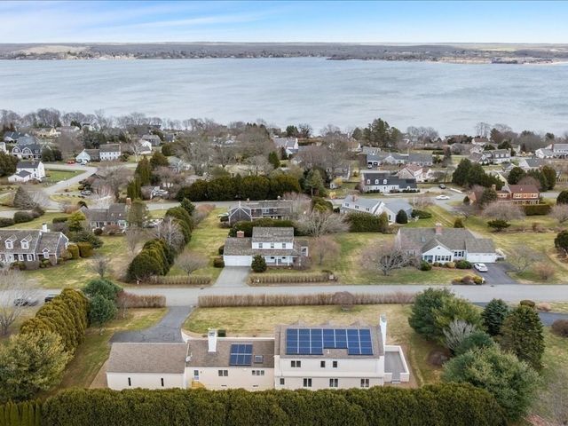 95 Holman St, Portsmouth, RI 02871