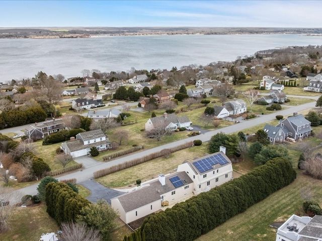 95 Holman St, Portsmouth, RI 02871