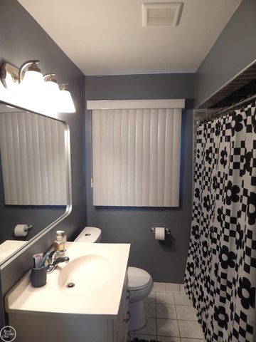 27200 Larchmont Street, Saint Clair Shores, MI 48081