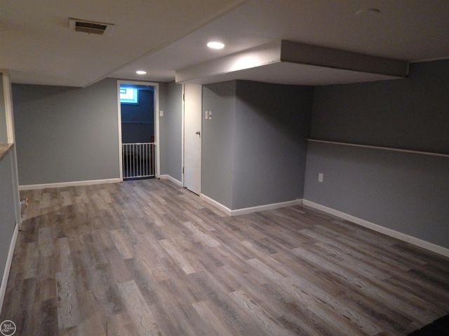 27200 Larchmont Street, Saint Clair Shores, MI 48081