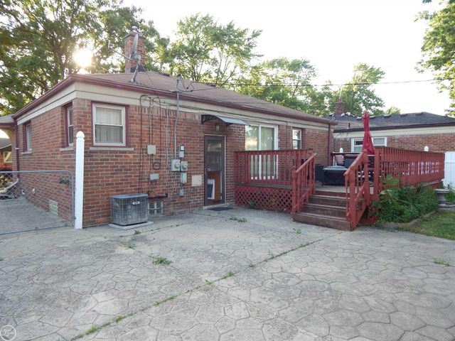 27200 Larchmont Street, Saint Clair Shores, MI 48081