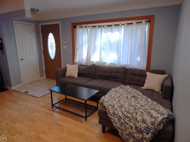 27200 Larchmont Street, Saint Clair Shores, MI 48081