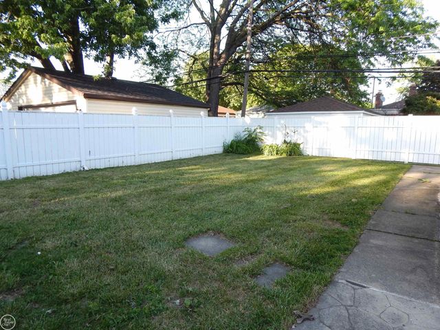 27200 Larchmont Street, Saint Clair Shores, MI 48081