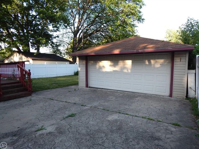 27200 Larchmont Street, Saint Clair Shores, MI 48081