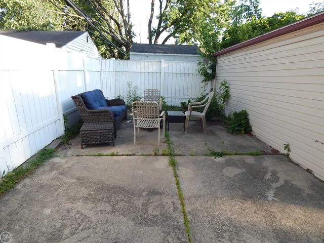 27200 Larchmont Street, Saint Clair Shores, MI 48081