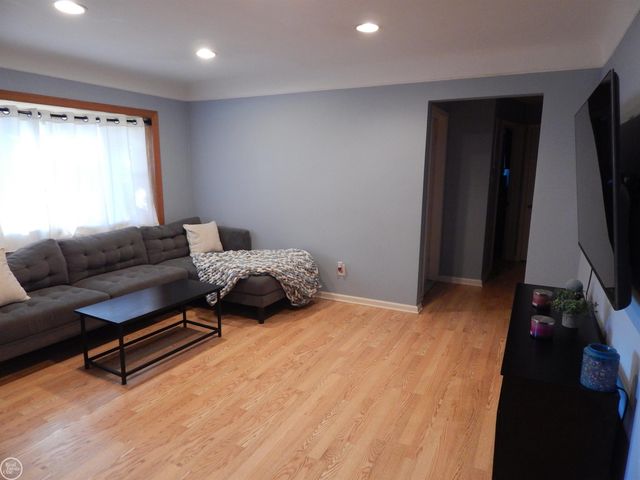 27200 Larchmont Street, Saint Clair Shores, MI 48081