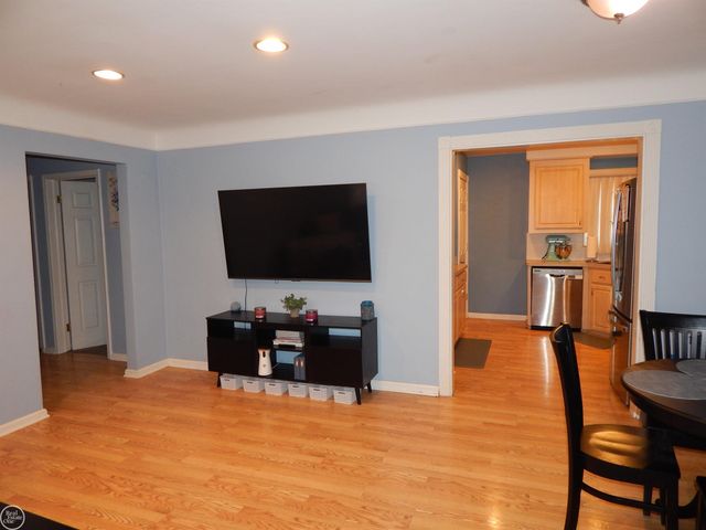27200 Larchmont Street, Saint Clair Shores, MI 48081