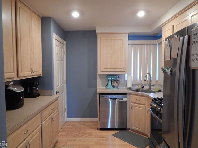 27200 Larchmont Street, Saint Clair Shores, MI 48081