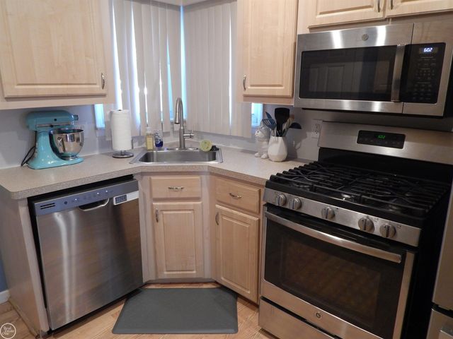 27200 Larchmont Street, Saint Clair Shores, MI 48081