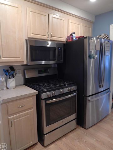 27200 Larchmont Street, Saint Clair Shores, MI 48081