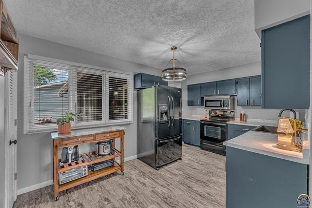 2830 SW Indian Trail, Topeka, KS 66614