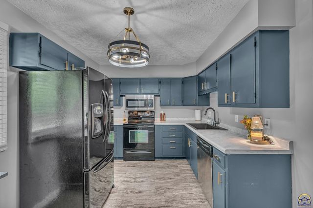 2830 SW Indian Trail, Topeka, KS 66614