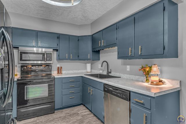 2830 SW Indian Trail, Topeka, KS 66614