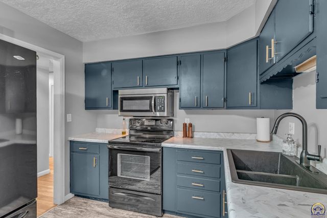 2830 SW Indian Trail, Topeka, KS 66614