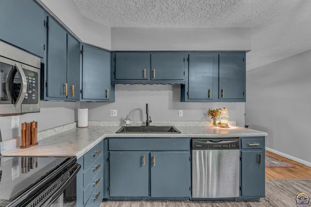 2830 SW Indian Trail, Topeka, KS 66614
