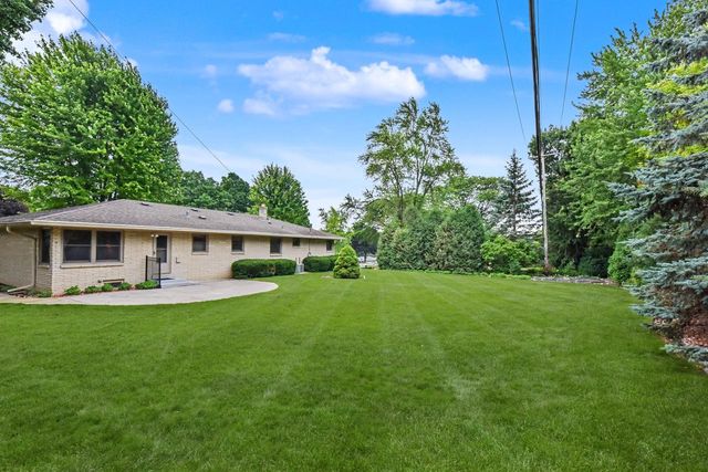 895 Copenhill DRIVE, Waukesha, WI 53186