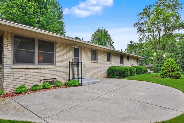 895 Copenhill DRIVE, Waukesha, WI 53186