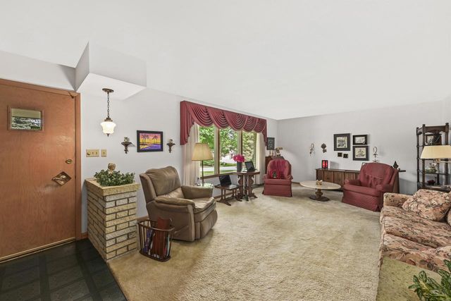 895 Copenhill DRIVE, Waukesha, WI 53186