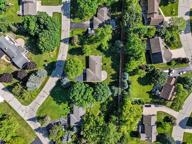895 Copenhill DRIVE, Waukesha, WI 53186