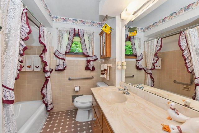 895 Copenhill DRIVE, Waukesha, WI 53186
