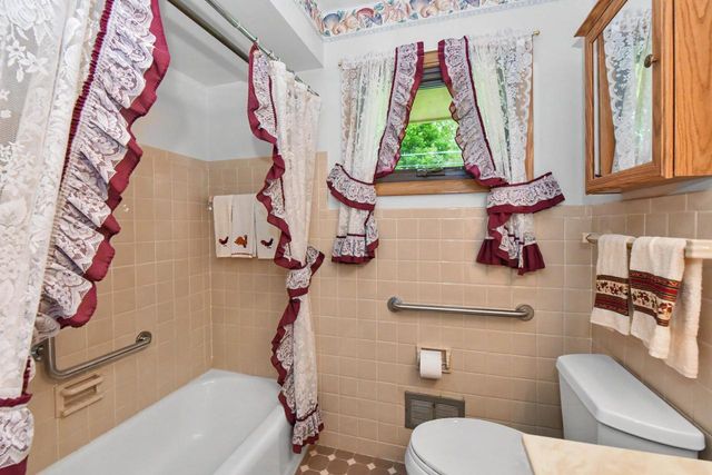 895 Copenhill DRIVE, Waukesha, WI 53186