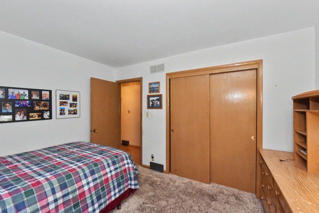 895 Copenhill DRIVE, Waukesha, WI 53186