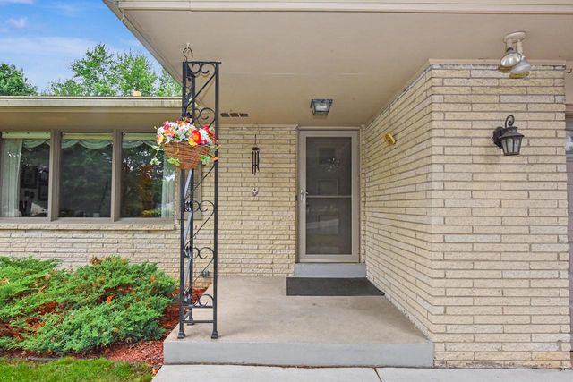895 Copenhill DRIVE, Waukesha, WI 53186