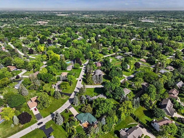895 Copenhill DRIVE, Waukesha, WI 53186