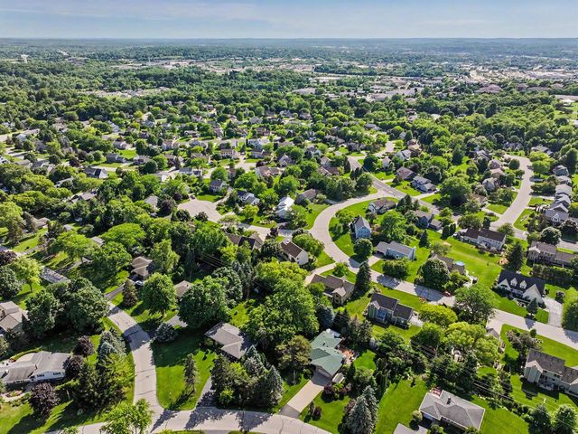 895 Copenhill DRIVE, Waukesha, WI 53186