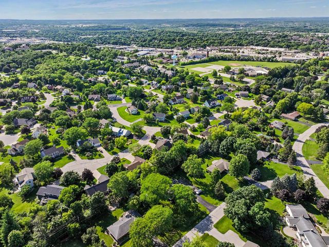 895 Copenhill DRIVE, Waukesha, WI 53186