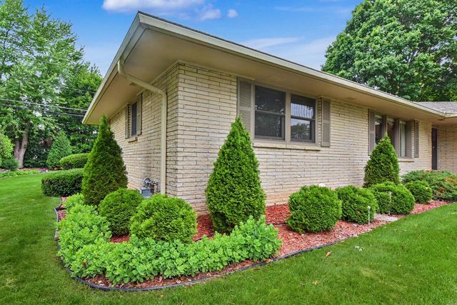 895 Copenhill DRIVE, Waukesha, WI 53186