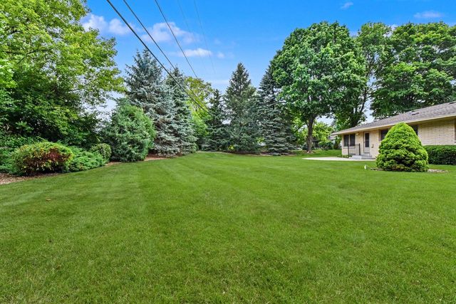 895 Copenhill DRIVE, Waukesha, WI 53186