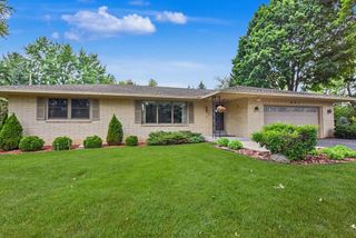 895 Copenhill DRIVE, Waukesha, WI 53186
