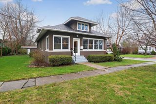 113 E Locust Street, Three Oaks Vllg, MI 49128