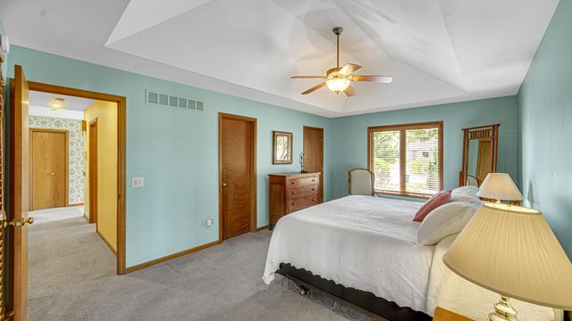 252 Bedford Circle, Valparaiso, IN 46383
